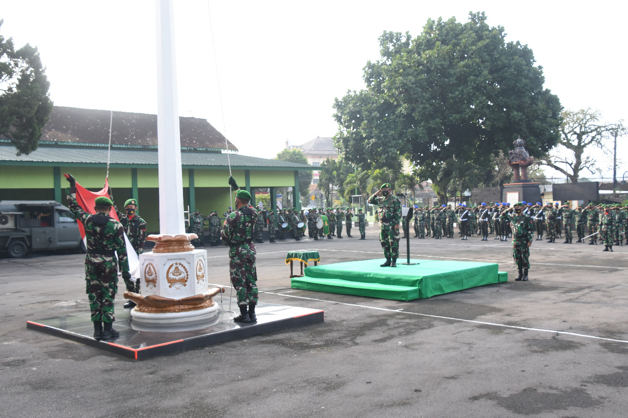 Untuk Meningkatkan Rasa Nasionalisme, Prajurit Korem 073/Makutarama Laksanakan Upacara Bendera